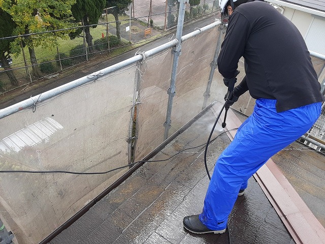 石岡市　屋根洗浄を行う